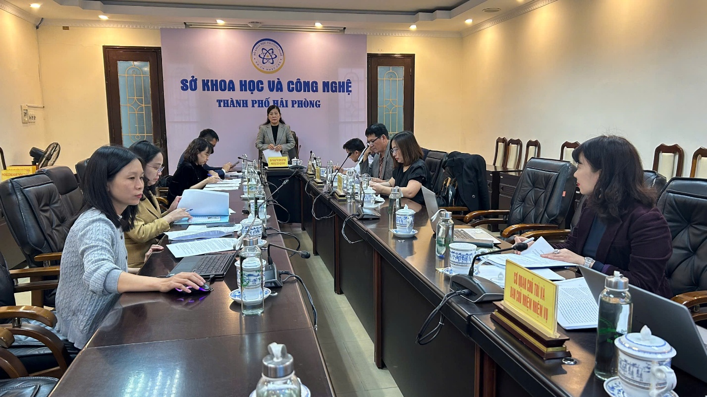 Ph&oacute; Gi&aacute;m đốc Sở Khoa học v&agrave; C&ocirc;ng nghệ Phạm Thị Sen Quỳnh chủ tr&igrave; Hội nghị.