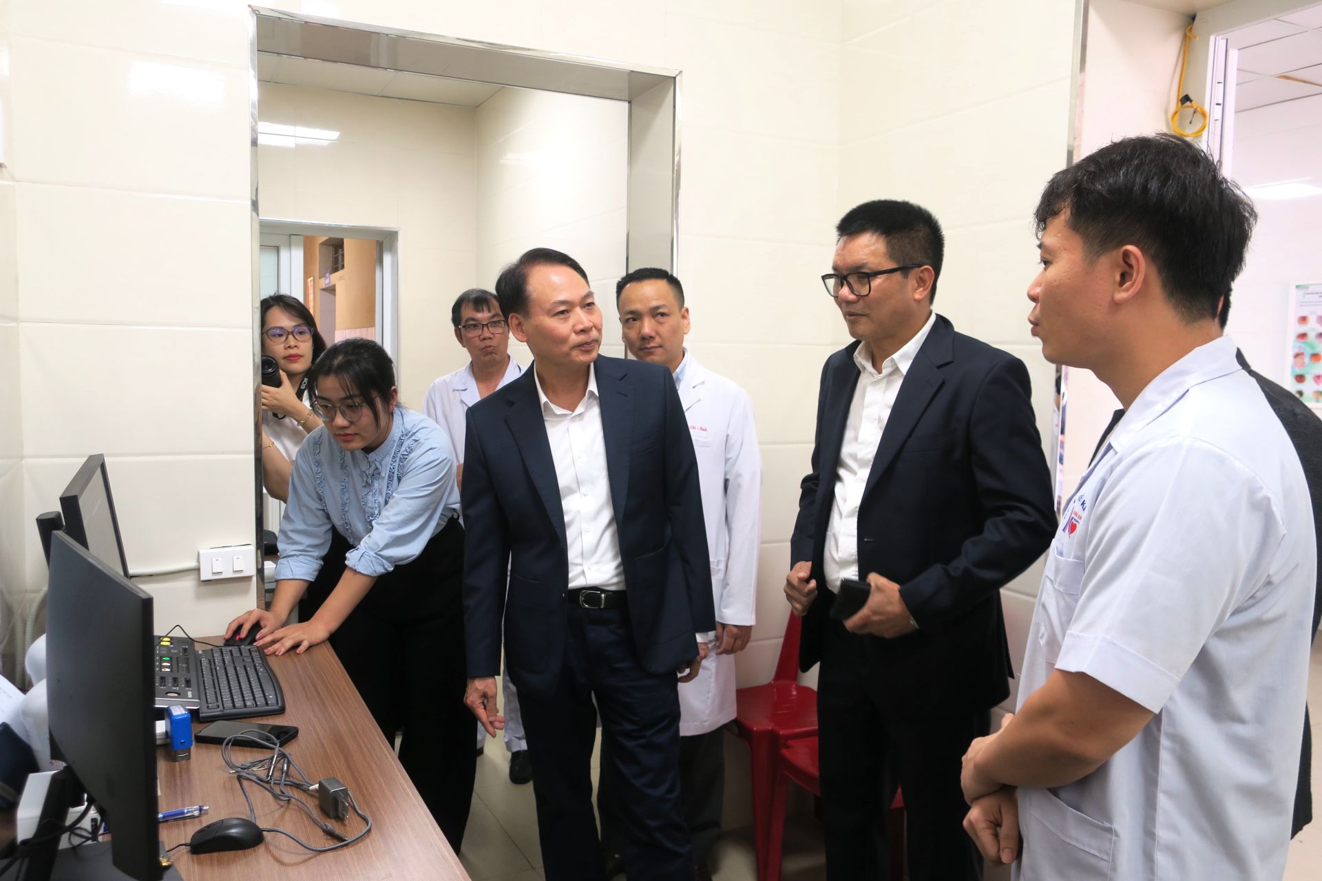 Gi&aacute;m đốc Sở Y tế L&ecirc; Minh Quang tham quan hệ thống m&aacute;y chụp cộng hưởng từ 1.5 Tesla.