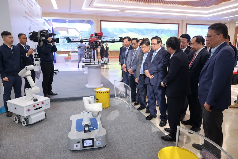 Thủ tướng v&agrave; c&aacute;c đại biểu tham quan trưng b&agrave;y c&aacute;c sản phẩm c&ocirc;ng nghệ tại Diễn đ&agrave;n - Ảnh: VGP/Nhật Bắc