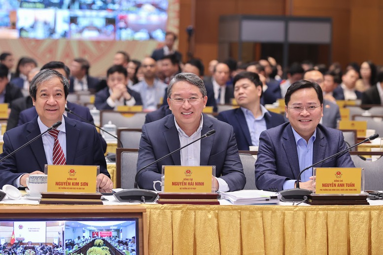 Đại diện l&atilde;nh đạo c&aacute;c bộ, ng&agrave;nh v&agrave; c&aacute;c đại biểu tham dự Diễn đ&agrave;n - Ảnh: VGP/Nhật Bắc