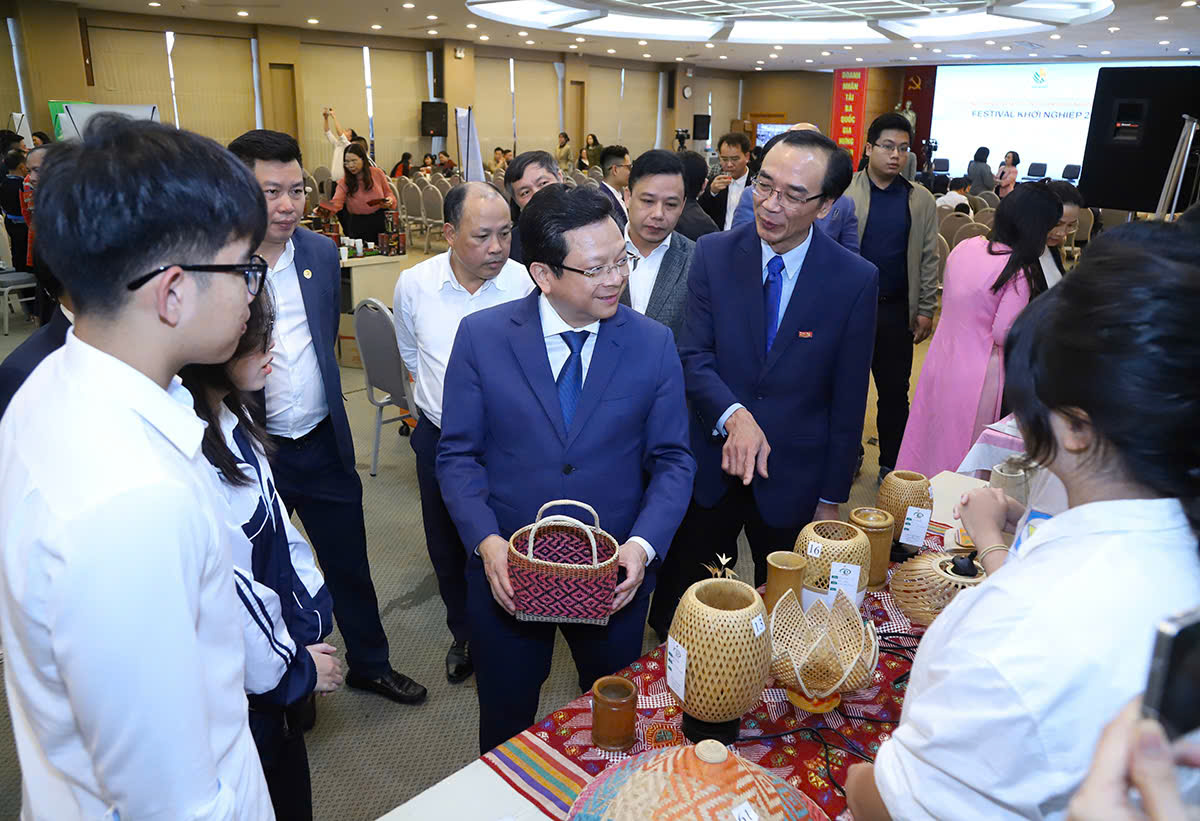 C&aacute;c đại biểu tham quan gian h&agrave;ng của c&aacute;c dự &aacute;n lọt top 10 chung kết Chương tr&igrave;nh Quốc gia Khởi nghiệp.