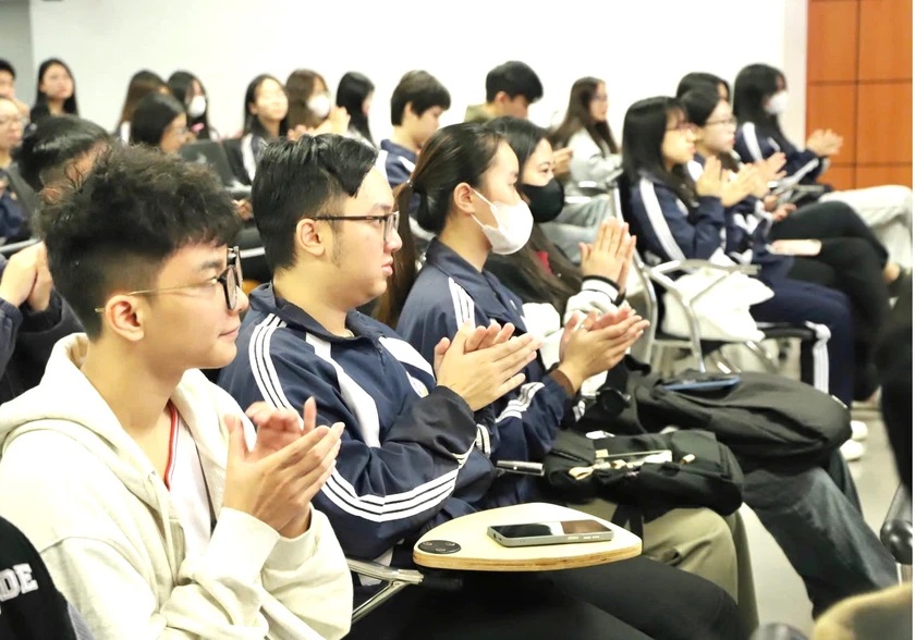 Sinh vi&ecirc;n Đại học Kinh tế Quốc d&acirc;n. Ảnh: NEU