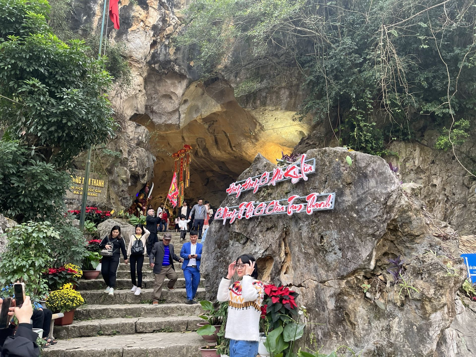 Kh&aacute;ch du lịch chi&ecirc;m b&aacute;i khu di t&iacute;ch quốc gia Động Tam Thanh (Lạng Sơn) hồi th&aacute;ng 2.2024. Ảnh: Ch&iacute; Long