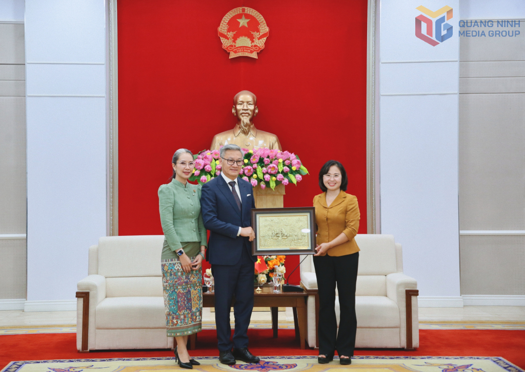 B&agrave; Trịnh Thị Minh Thanh, Ph&oacute; B&iacute; thư Thường trực Tỉnh ủy, Chủ tịch HĐND tỉnh Quảng Ninh tặng qu&agrave; lưu niệm cho Bộ trưởng Bộ Ngoại giao L&agrave;o Thongsavanh Phomvihane v&agrave; phu nh&acirc;n.