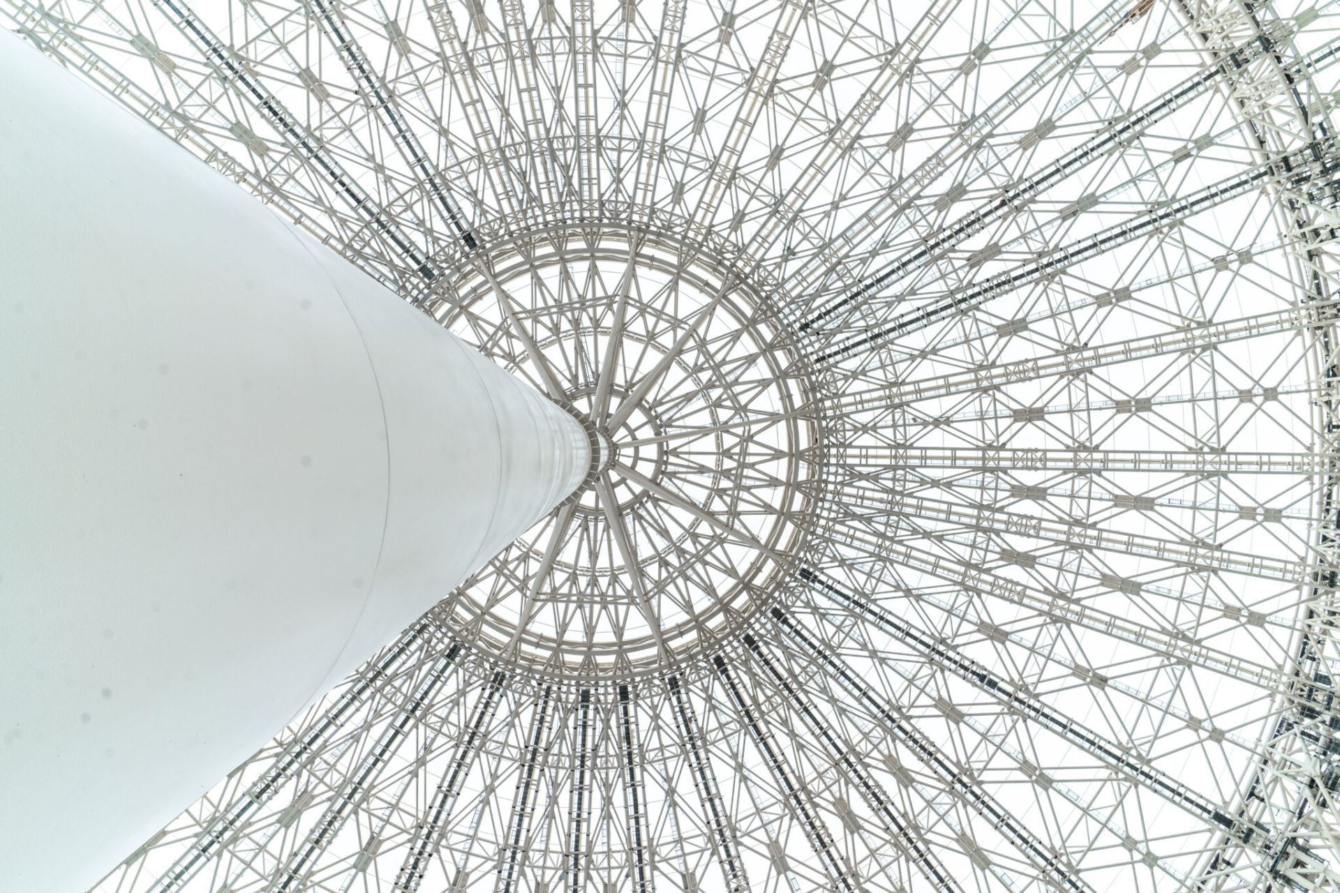 M&agrave;i v&ograve;m Trung t&acirc;m Hội chợ Triển l&atilde;m Quốc gia &ndash; Top 10 trung t&acirc;m triển l&atilde;m lớn nhất thế giới, với đường k&iacute;nh 360 m, cột trung t&acirc;m đường k&iacute;nh 2,4m, do Đại Dũng Group phụ tr&aacute;ch ch&iacute;nh