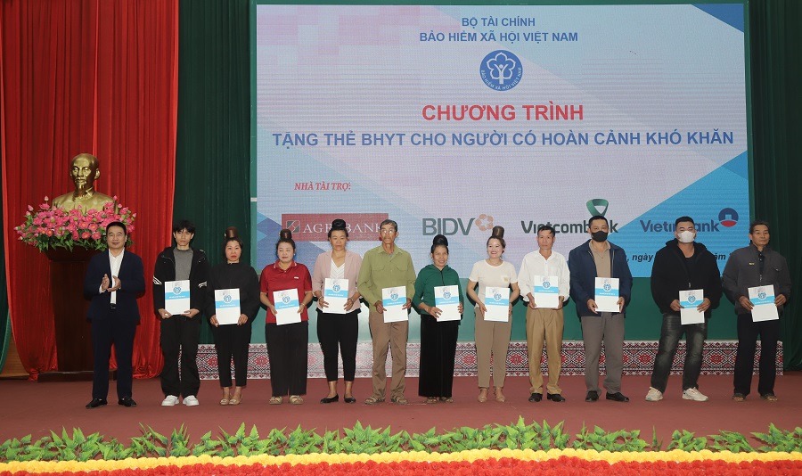 &Ocirc;ng Nguyễn Thanh Hải - Ph&oacute; Gi&aacute;m đốc Agribank Chi nh&aacute;nh Sơn La (ngo&agrave;i c&ugrave;ng b&ecirc;n tr&aacute;i) tham gia chương tr&igrave;nh&nbsp;trao tặng thẻ BHYT cho người d&acirc;n c&oacute; ho&agrave;n cảnh kh&oacute; khăn do BHXH Việt Nam triển khai