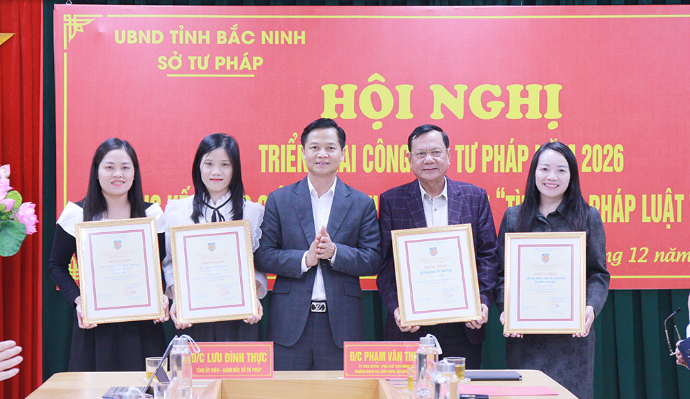 Đồng ch&iacute; Lưu Đ&igrave;nh Thực, Gi&aacute;m đốc Sở Tư ph&aacute;p trao giải Nh&igrave; cuộc thi trực tuyến 