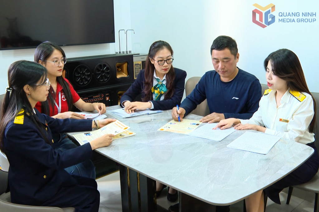 C&aacute;n bộ thuế cơ sở 1 tỉnh Quảng Ninh phối hợp tuy&ecirc;n truyền, hướng dẫn sử dụng eTax Mobile tại phường Việt Hưng.