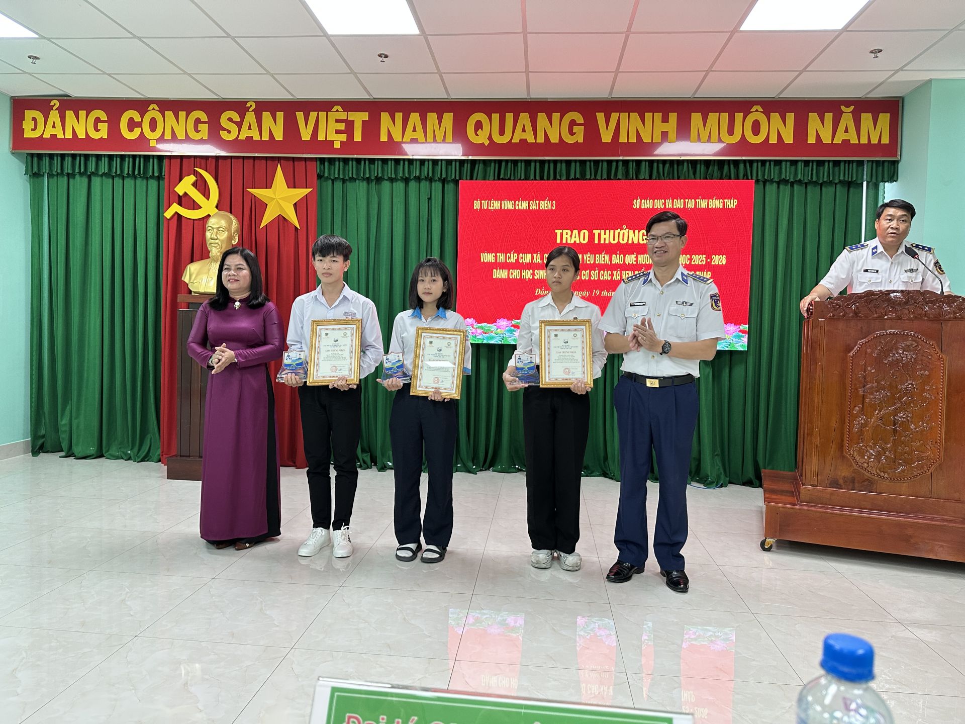 Trao thưởng cho c&aacute;c em học sinh đạt th&agrave;nh t&iacute;ch xuất sắc trong Cuộc thi trực tuyến em y&ecirc;u biển đảo qu&ecirc; hương