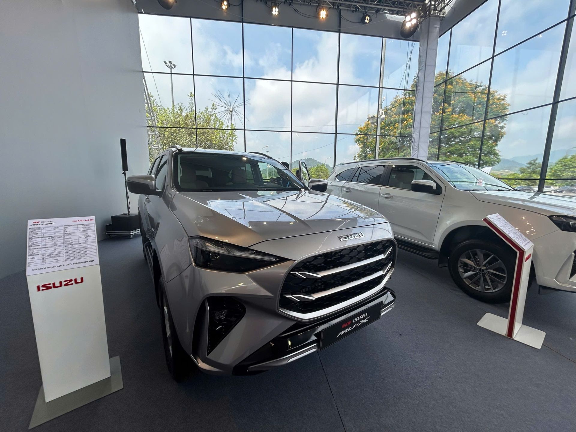 Đề xuất giảm 6 triệu đồng lệ phí khi đăng ký xe ô tô ở Hà Nội và TPHCM