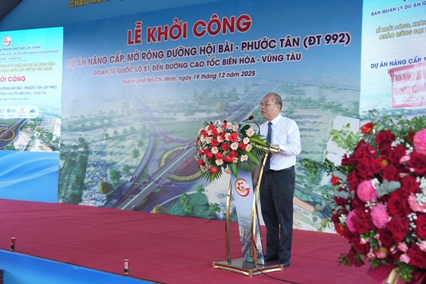 Ph&oacute; Chủ tịch UBND TPHCM Trần Văn Bảy ph&aacute;t biểu tại lễ khởi c&ocirc;ng