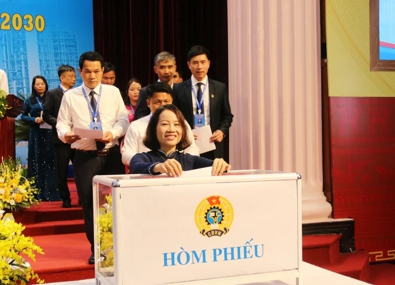 C&aacute;c đại biểu bỏ phiếu bầu Ban Chấp h&agrave;nh kho&aacute; XXI.