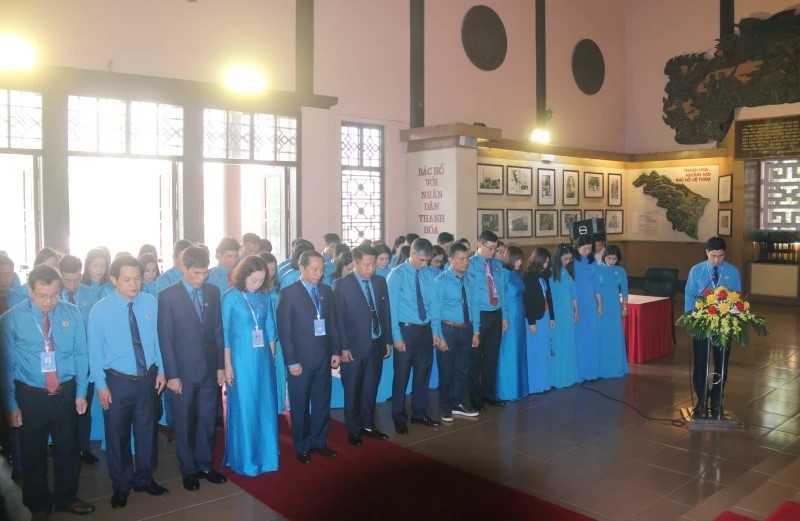 Đo&agrave;n đại biểu d&acirc;ng hương tưởng niệm Chủ tịch Hồ Ch&iacute; Minh.