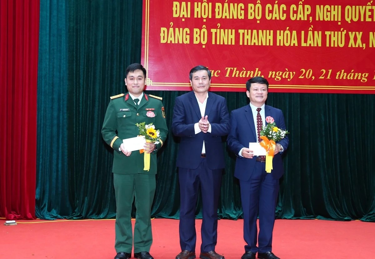 Trao giải cho c&aacute;c th&iacute; sinh đoạt giải nh&igrave; cuộc thi.