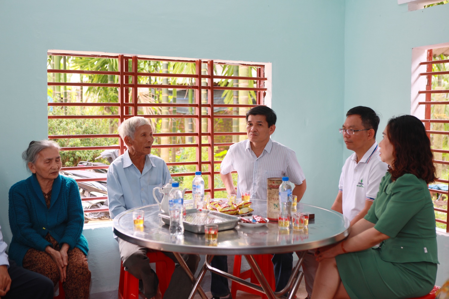 L&atilde;nh đạo x&atilde; Vệ Giang v&agrave; BSR thăm hỏi, động vi&ecirc;n gia đ&igrave;nh &ocirc;ng Huỳnh Kiễn