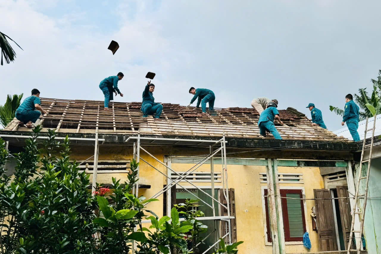 Lực lượng d&acirc;n qu&acirc;n x&atilde; Vệ Giang hỗ trợ sửa sang nh&agrave; cho gia đ&igrave;nh &ocirc;ng Huỳnh Kiễn