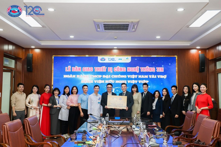 Việc trao tặng trang thiết bị CNTT cho thấy cam kết của PVcomBank trong việc hỗ trợ Bệnh viện trong việc ho&agrave;n thiện cơ sở hạ tầng c&ocirc;ng nghệ