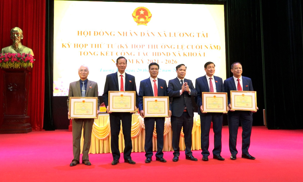L&atilde;nh đạo HĐND x&atilde; Lương T&agrave;i trao tặng Giấy khen của Chủ tịch UBND x&atilde; cho c&aacute;c c&aacute; nh&acirc;n c&oacute; th&agrave;nh t&iacute;ch trong c&ocirc;ng t&aacute;c HĐND c&aacute;c cấp, nhiệm kỳ 2021 - 2026.