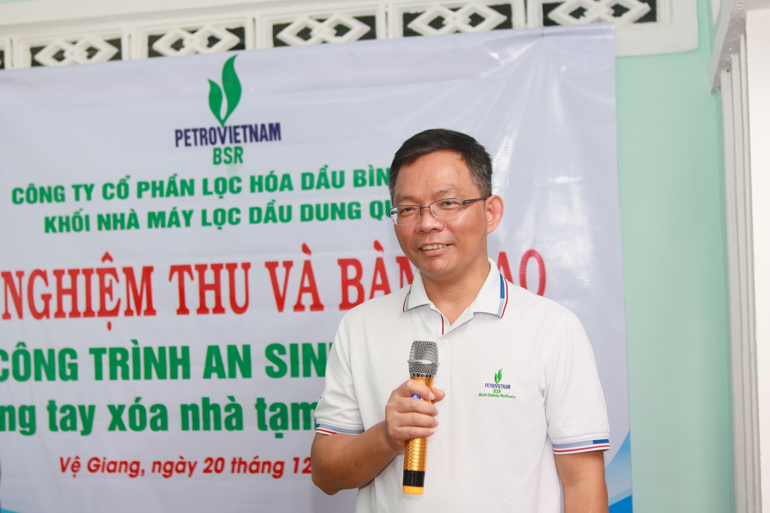 &Ocirc;ng Cao Tuấn Sĩ - Gi&aacute;m đốc NMLD Dung Quất chia sẻ niềm vui khi căn nh&agrave; của gia đ&igrave;nh &ocirc;ng Huỳnh Kiễn được sửa chữa khang trang, chắc chắn, qua đ&oacute; thể hiện những đ&oacute;ng g&oacute;p thiết thực v&agrave; &yacute; nghĩa của tập thể CBCNV Khối Nh&agrave; m&aacute;y BSR