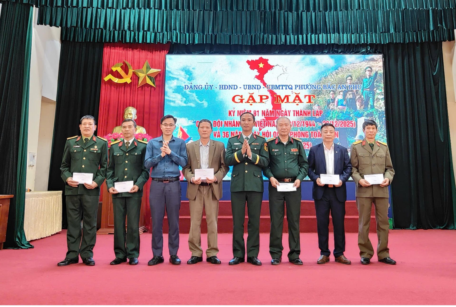 Tặng qu&agrave;, tri &acirc;n c&aacute;c đồng ch&iacute; nguy&ecirc;n l&agrave; l&atilde;nh đạo c&aacute;c cơ quan, đơn vị của Bộ Quốc ph&ograve;ng v&agrave; Qu&acirc;n khu 3 về nghỉ hưu tại địa phương.