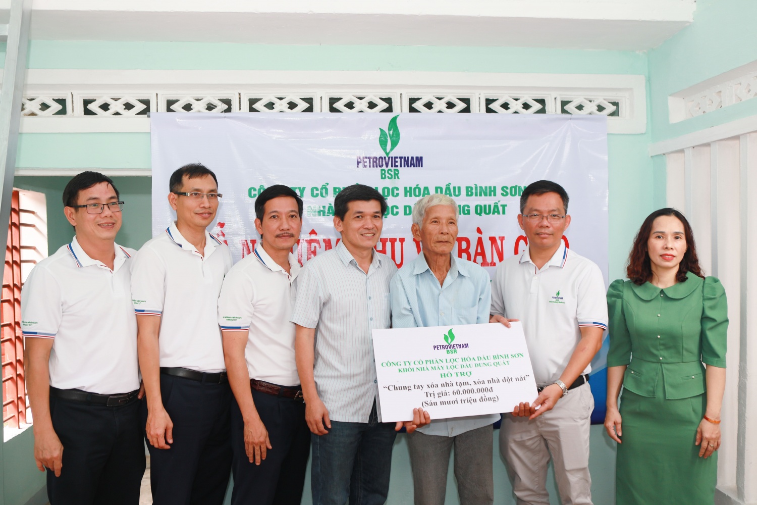 Lọc hóa dầu Bình Sơn bàn giao nhà Đại đoàn kết cho thân nhân liệt sĩ tại Quảng Ngãi