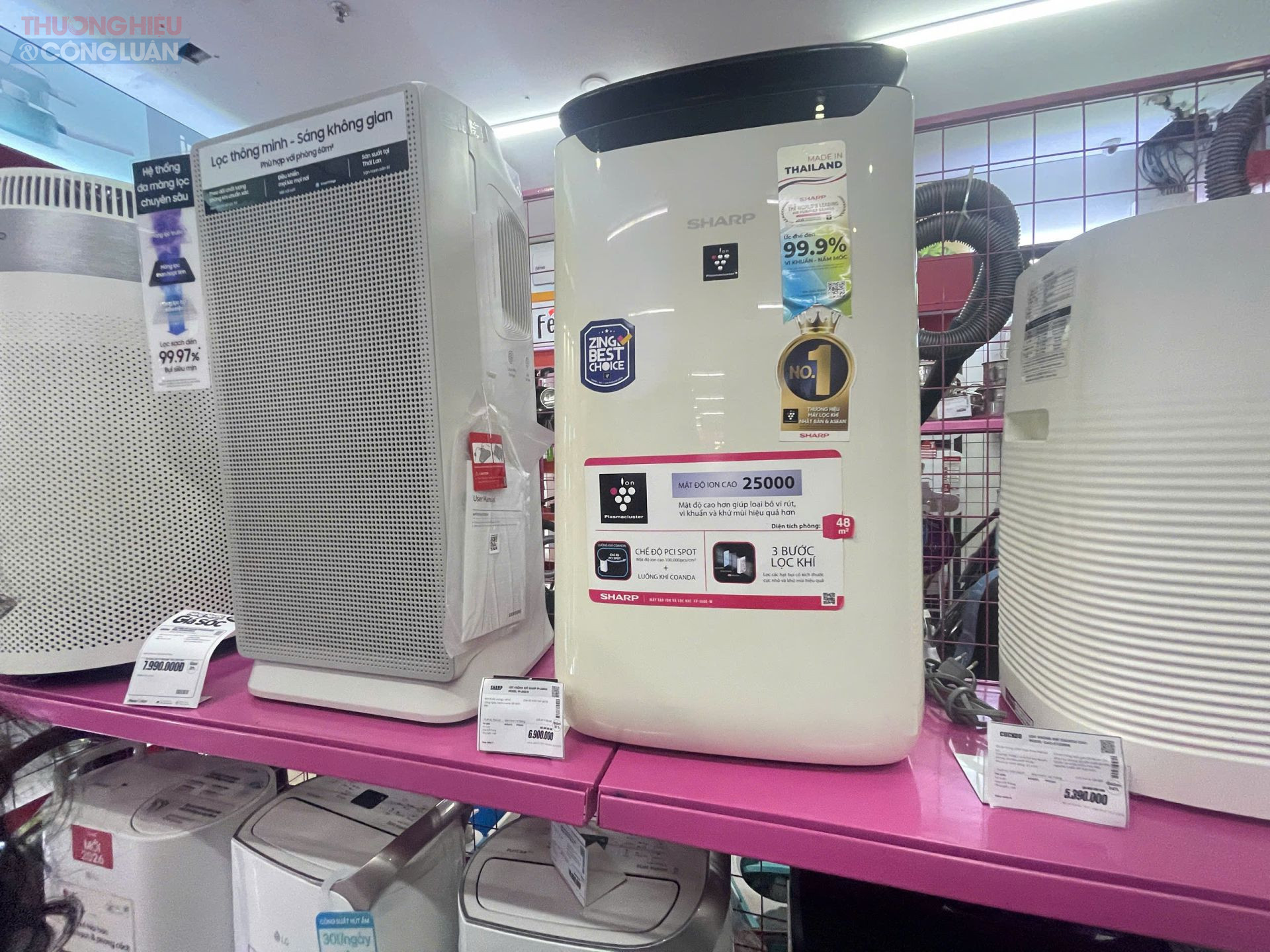 Tại MediaMart, doanh số b&aacute;n m&aacute;y lọc kh&ocirc;ng kh&iacute; từ đầu th&aacute;ng đến nay tăng mạnh, số lượng kh&aacute;ch đến mua tăng nhiều lần so với trước.