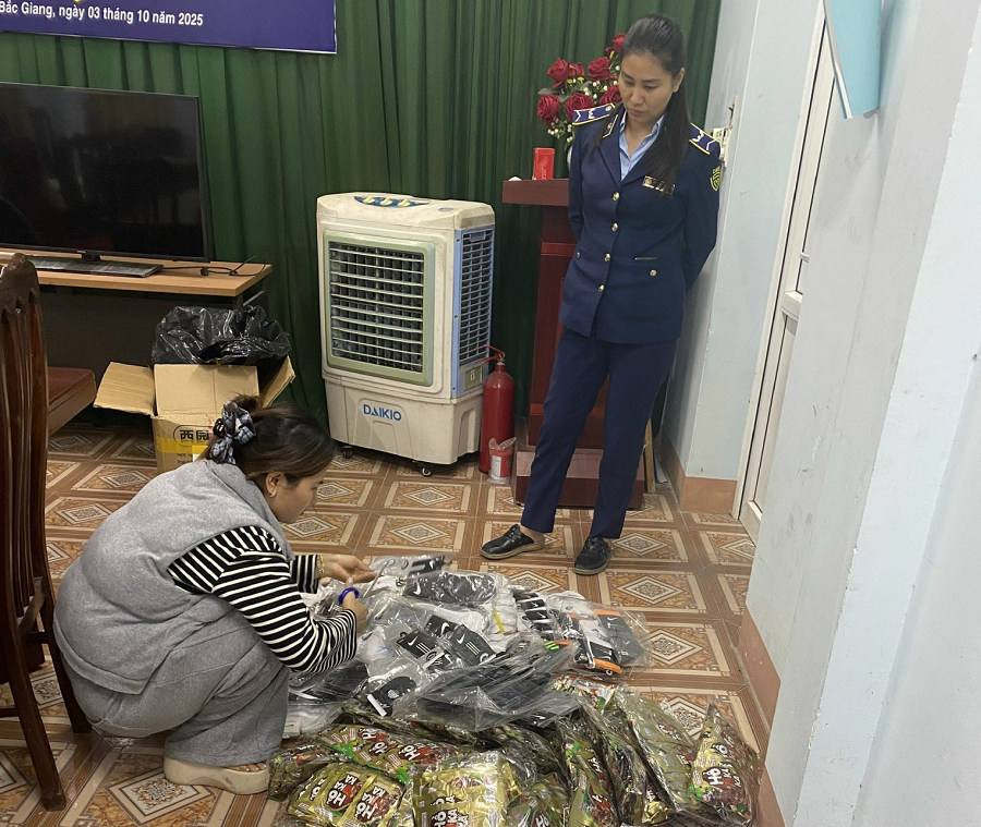 Bắc Ninh: Xử phạt hộ kinh doanh thực phẩm nhập lậu và tất giả mạo nhãn hiệu Nike