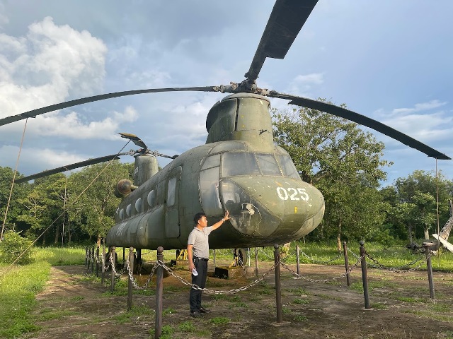 Ngoài ra còn có những chiếc CH47 Chinook, UH-1A, xe tăng M48, M41, M113, pháo 155 ly cùng hàng chục vỏ bom, đạn... Ngoài ra còn có những chiếc CH47 Chinook, UH-1A, xe tăng M48, M41, M113, pháo 155 ly cùng hàng chục vỏ bom, đạn...
