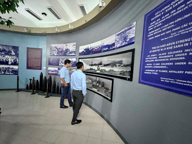 B&ecirc;n trong Bảo t&agrave;ng Đường 9 &ndash; Khe Sanh đang lưu giữ h&agrave;ng trăm hiện vật lịch sử v&agrave; khoa học.
