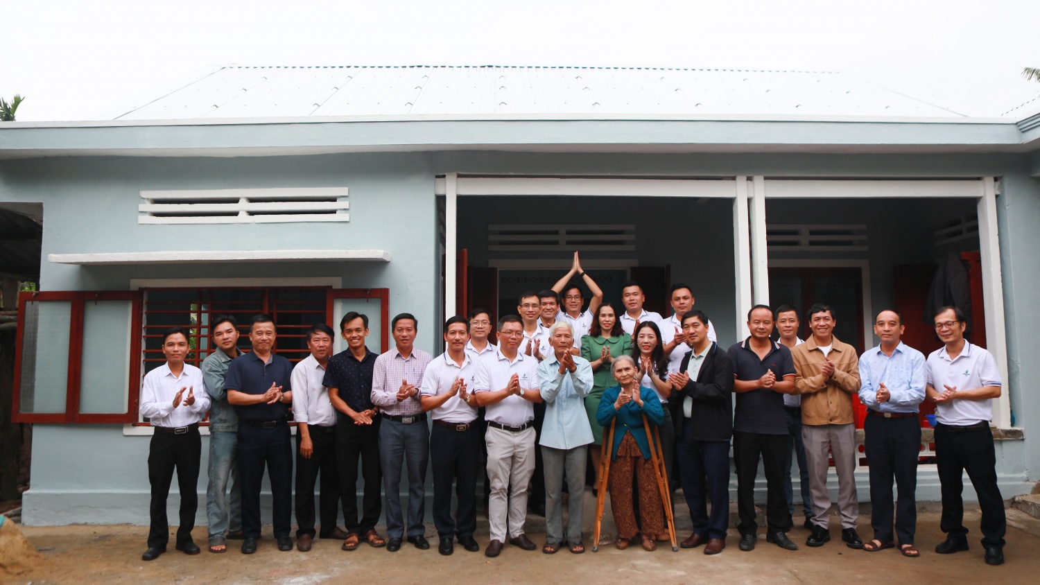 Căn nh&agrave; của gia đ&igrave;nh &ocirc;ng Huỳnh Kiễn trước v&agrave; sau khi được sửa sang khang