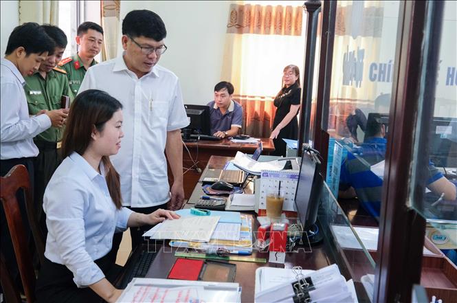 L&atilde;nh đạo UBND phường T&acirc;n An, th&agrave;nh phố Cần Thơ kiểm tra c&ocirc;ng t&aacute;c giải quyết thủ tục h&agrave;nh ch&iacute;nh cho người d&acirc;n s&aacute;ng 1/7/2025. Ảnh: Thanh Li&ecirc;m/TTXVN