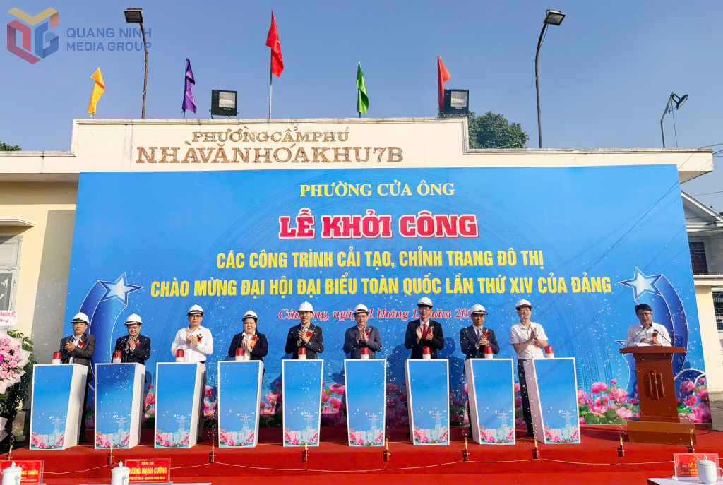 C&aacute;c đại biểu bấm n&uacute;t khởi c&ocirc;ng c&ocirc;ng tr&igrave;nh.