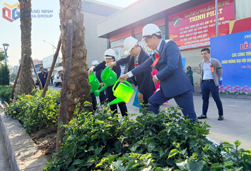 C&aacute;c đại biểu tham gia trồng c&acirc;y tại tuyến đường khu Nam Sơn 2.