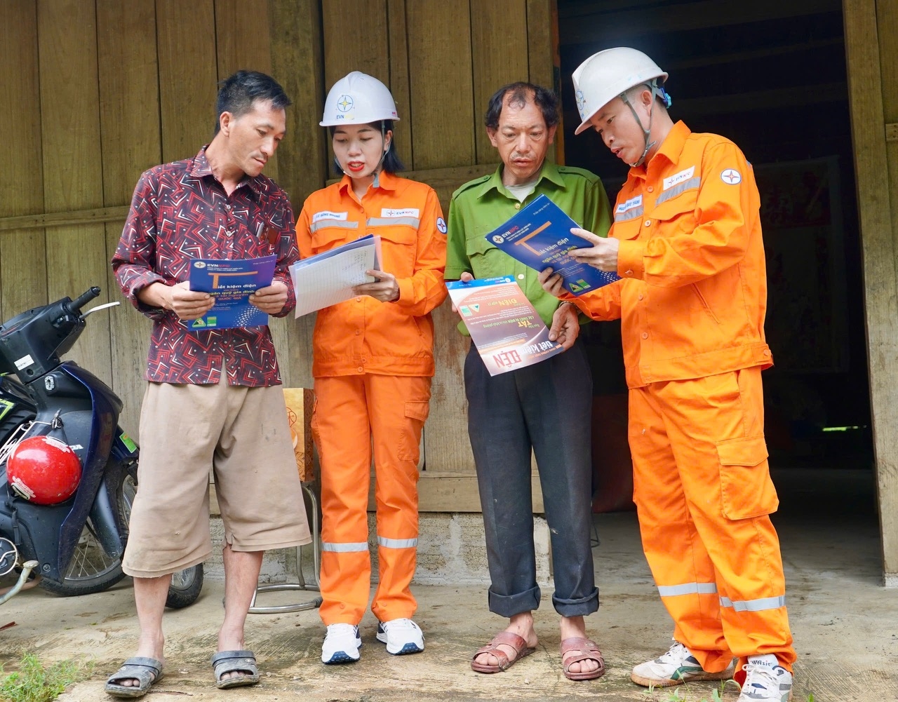 Ngay sau khi đ&oacute;ng điện lưới quốc gia, Đội QLĐLKV Na Sang triển khai ph&aacute;t tờ rơi tuy&ecirc;n truyền về an to&agrave;n điện v&agrave; bảo vệ lưới điện tại th&ocirc;n bản. Đảm bảo mọi kh&aacute;ch h&agrave;ng, đặc biệt l&agrave; đồng b&agrave;o v&ugrave;ng s&acirc;u, v&ugrave;ng xa, đều được tiếp cận v&agrave; sử dụng điện một c&aacute;ch an to&agrave;n, ổn định nhất.