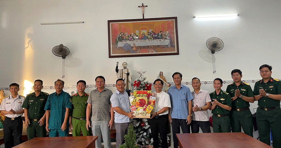 Đo&agrave;n C&ocirc;ng t&aacute;c trao tặng qu&agrave; cho Nh&agrave; thờ gi&aacute;o họ H&ograve;n Tre