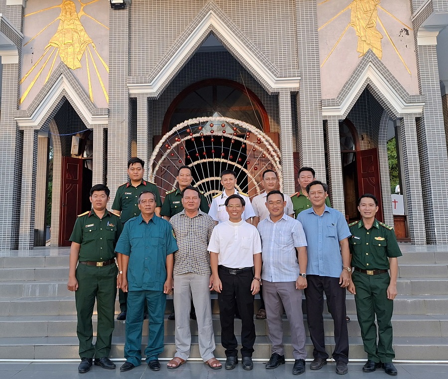 Đo&agrave;n C&ocirc;ng t&aacute;c chụp ảnh lưu niệm với linh mục, tu sĩ Nh&agrave; thờ gi&aacute;o họ H&ograve;n Tre.