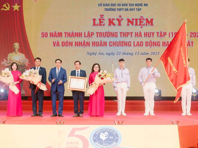Trường THPT Lê Hồng Phong kỷ niệm 60 năm xây dựng và phát triển, đón nhận Huân chương Lao động hạng Nhì