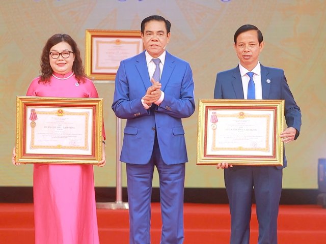Chủ tịch UBND tỉnh Nghệ An trao Hu&acirc;n chương Lao động hạng Ba cho &ocirc;ng Cao Thanh Bảo v&agrave; L&ecirc; Thị Kiều Nga.