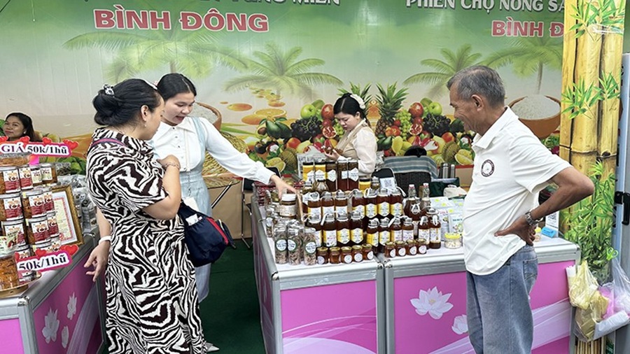 Người d&acirc;n v&agrave; kh&aacute;ch tham quan t&igrave;m mua đặc sản tại một gian h&agrave;ng của tỉnh Đồng Th&aacute;p trong phi&ecirc;n chợ.