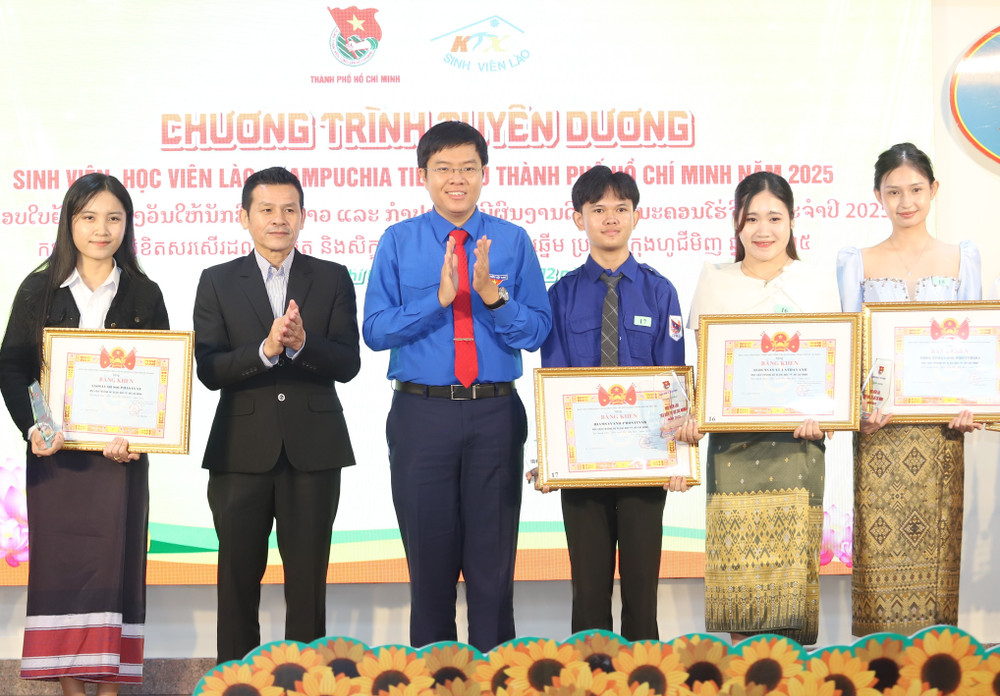 TP. HCM tuyên dương 73 sinh viên Lào và Campuchia tiêu biểu năm 2025