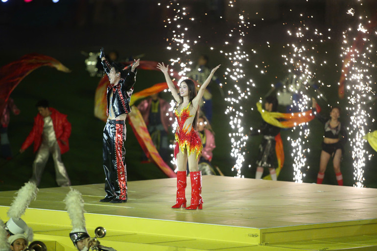 Nam nghệ sĩ Daou Pittaya tr&igrave;nh diễn c&ugrave;ng nữ nghệ sĩ Kratae Nipaporn.