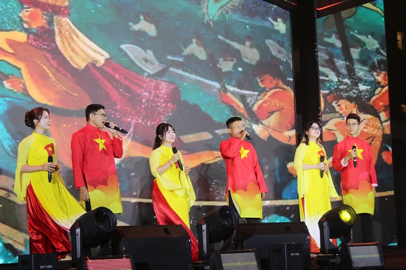 Nhiều tiết mục văn nghệ được đầu tư, d&agrave;n dựng c&ocirc;ng phu do ch&iacute;nh người lao động DIC biểu diễn