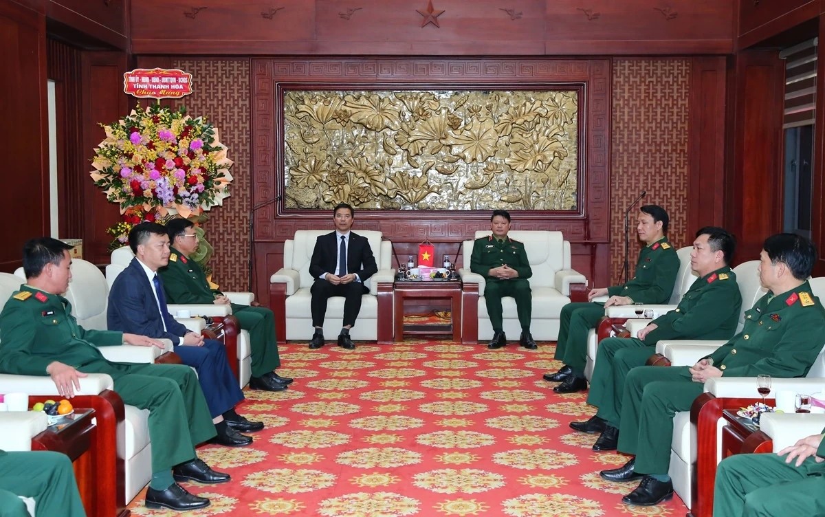 đo&agrave;n c&ocirc;ng t&aacute;c của Tỉnh ủy, HĐND, UBND, Ủy ban MTTQ tỉnh Thanh H&oacute;a do đồng ch&iacute; Nguyễn Hồng Phong, Ph&oacute; B&iacute; thư Thường trực Tỉnh ủy l&agrave;m trưởng đo&agrave;n đ&atilde; đến ch&uacute;c mừng Bộ Tư lệnh Qu&acirc;n khu 4.