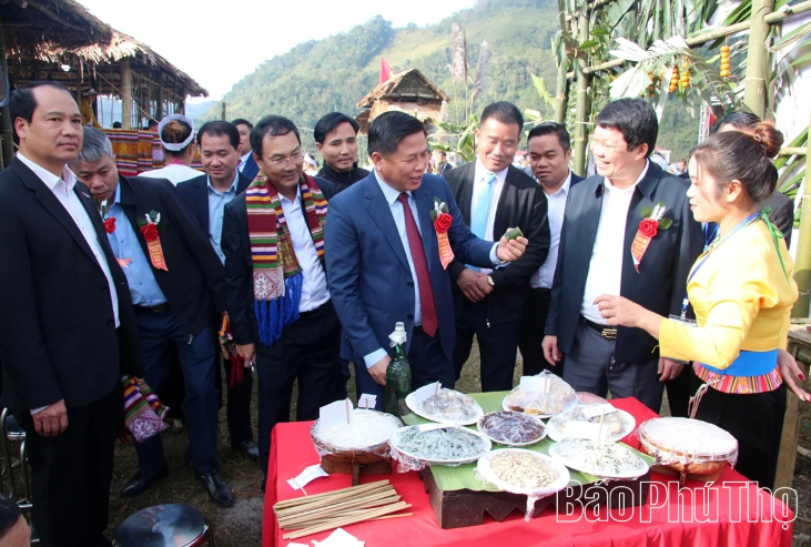 Đồng ch&iacute; Ph&oacute; Chủ tịch UBND tỉnh Đinh C&ocirc;ng Sứ v&agrave; l&atilde;nh đạo c&aacute;c sở, ng&agrave;nh tham quan trưng b&agrave;y c&aacute;c sản phẩm đặc trưng của địa phương.