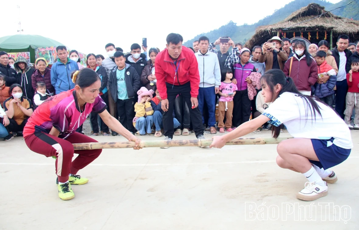 C&aacute;c vận động vi&ecirc;n thi đẩy gậy.