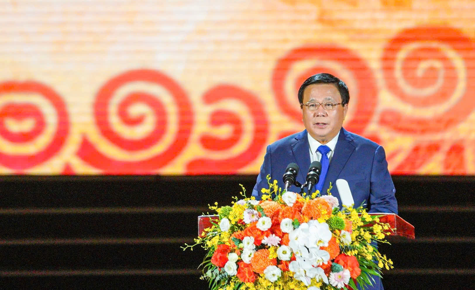 Đồng chí Giám đốc Học viện Chính trị Quốc gia Hồ Chí Minh, Chủ tịch Hội đồng Lý luận Trung ương phát biểu tại buổi lễ. Đồng chí Giám đốc Học viện Chính trị Quốc gia Hồ Chí Minh, Chủ tịch Hội đồng Lý luận Trung ương phát biểu tại buổi lễ.