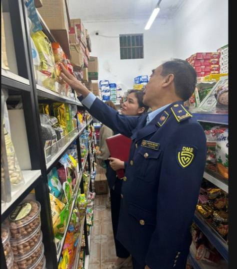 Lực lượng QLTT Bắc Ninh kiểm tra h&agrave;ng h&oacute;a