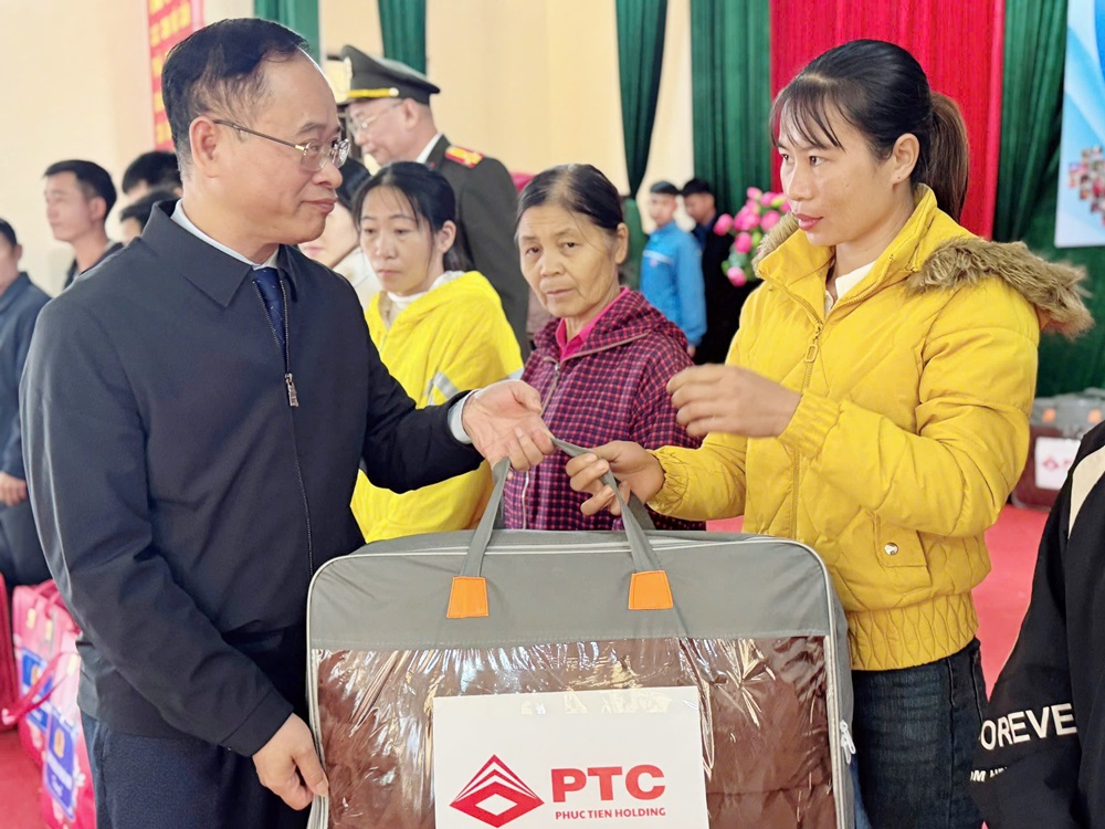 L&atilde;nh đạo Đảng ủy UBND tỉnh Bắc Ninh trao qu&agrave; cho c&aacute;c hộ c&oacute; ho&agrave;n cảnh đặc biệt kh&oacute; khăn tr&ecirc;n địa b&agrave;n x&atilde;.