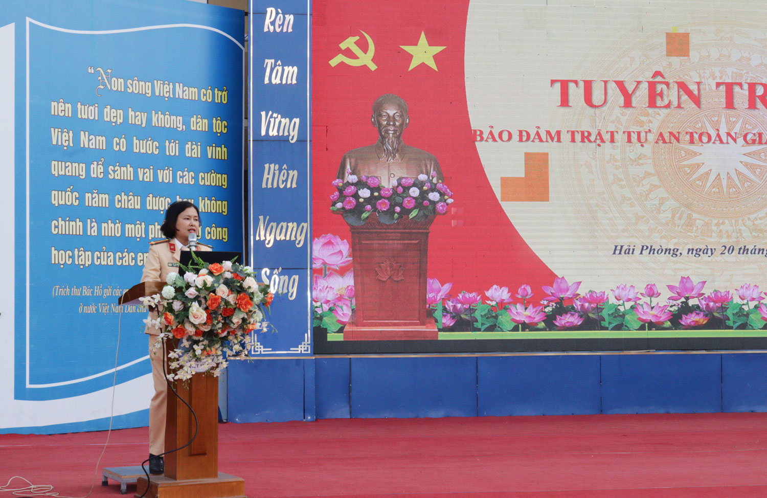 C&aacute;n bộ Ph&ograve;ng Cảnh s&aacute;t giao th&ocirc;ng - C&ocirc;ng an th&agrave;nh phố qu&aacute;n triệt tại Hội nghị.