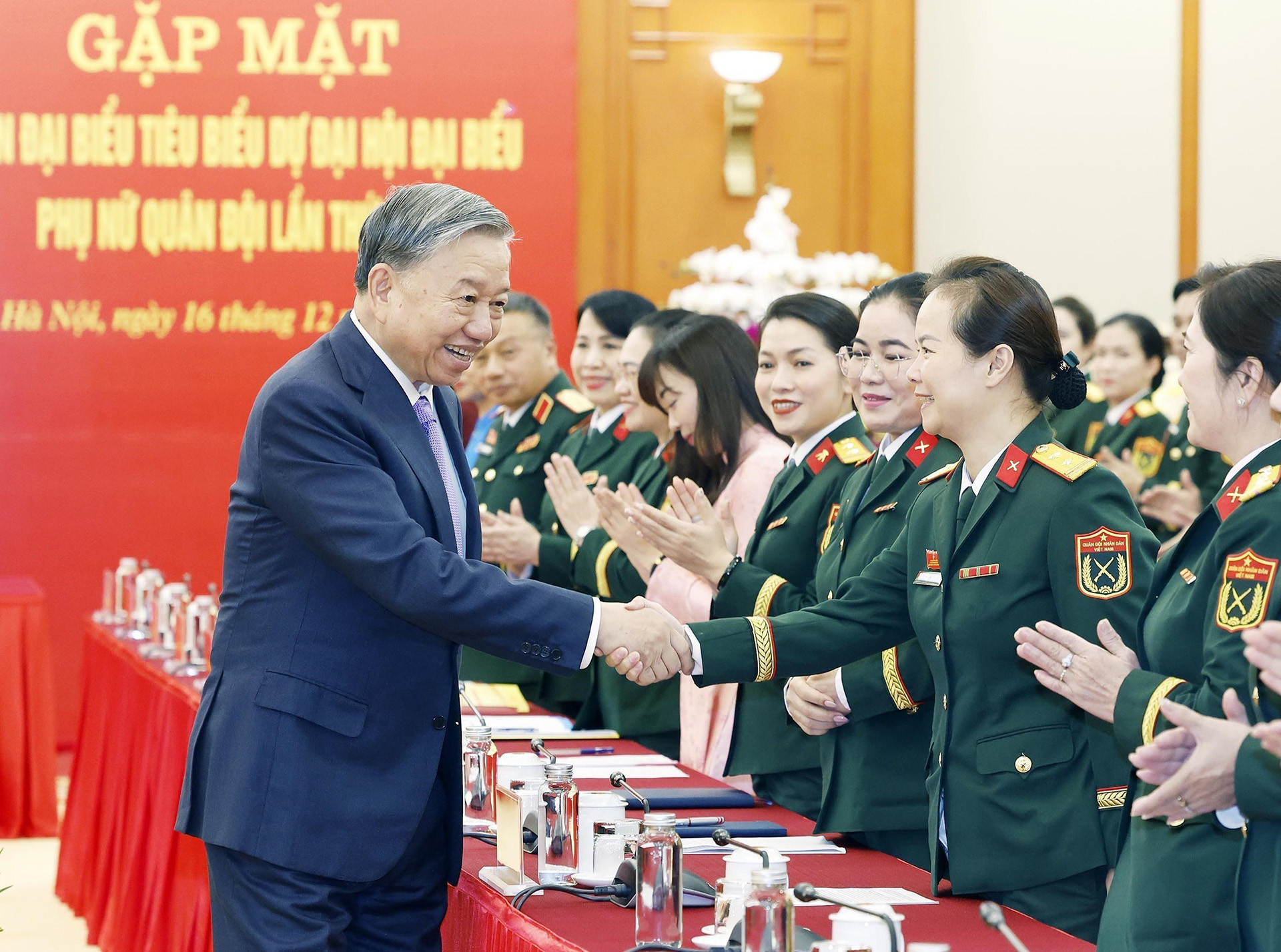 Tổng B&iacute; thư T&ocirc; L&acirc;m v&agrave; c&aacute;c đại biểu ti&ecirc;u biểu dự Đại hội đại biểu Phụ nữ Qu&acirc;n đội lần thứ 8. Ảnh: Thống Nhất/TTXVN